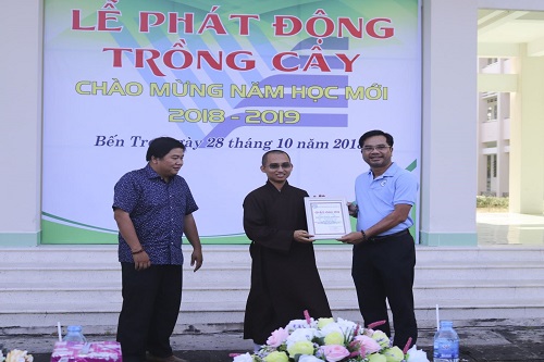 Phân hiệu ĐHQG-HCM tại tỉnh Bến Tre tổ chức buổi Lễ phát động trồng cây Chào mừng năm học mới 2018 - 2019